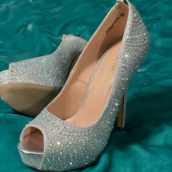 NEW Silver Heels with iridescent gems. Dream Pair size 5 1/2 - Picture 6 of 11